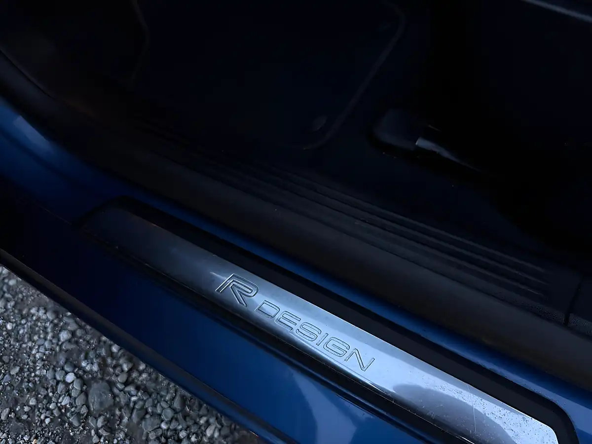 Used 2016 Volvo V40 R-Design Nav Plus Blue - Interior and Exterior details 20