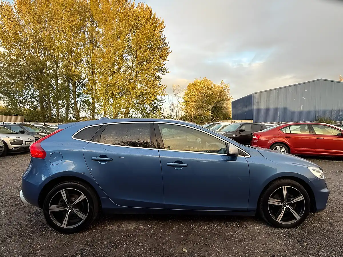 Used 2016 Volvo V40 R-Design Nav Plus Blue - Interior and Exterior details 8