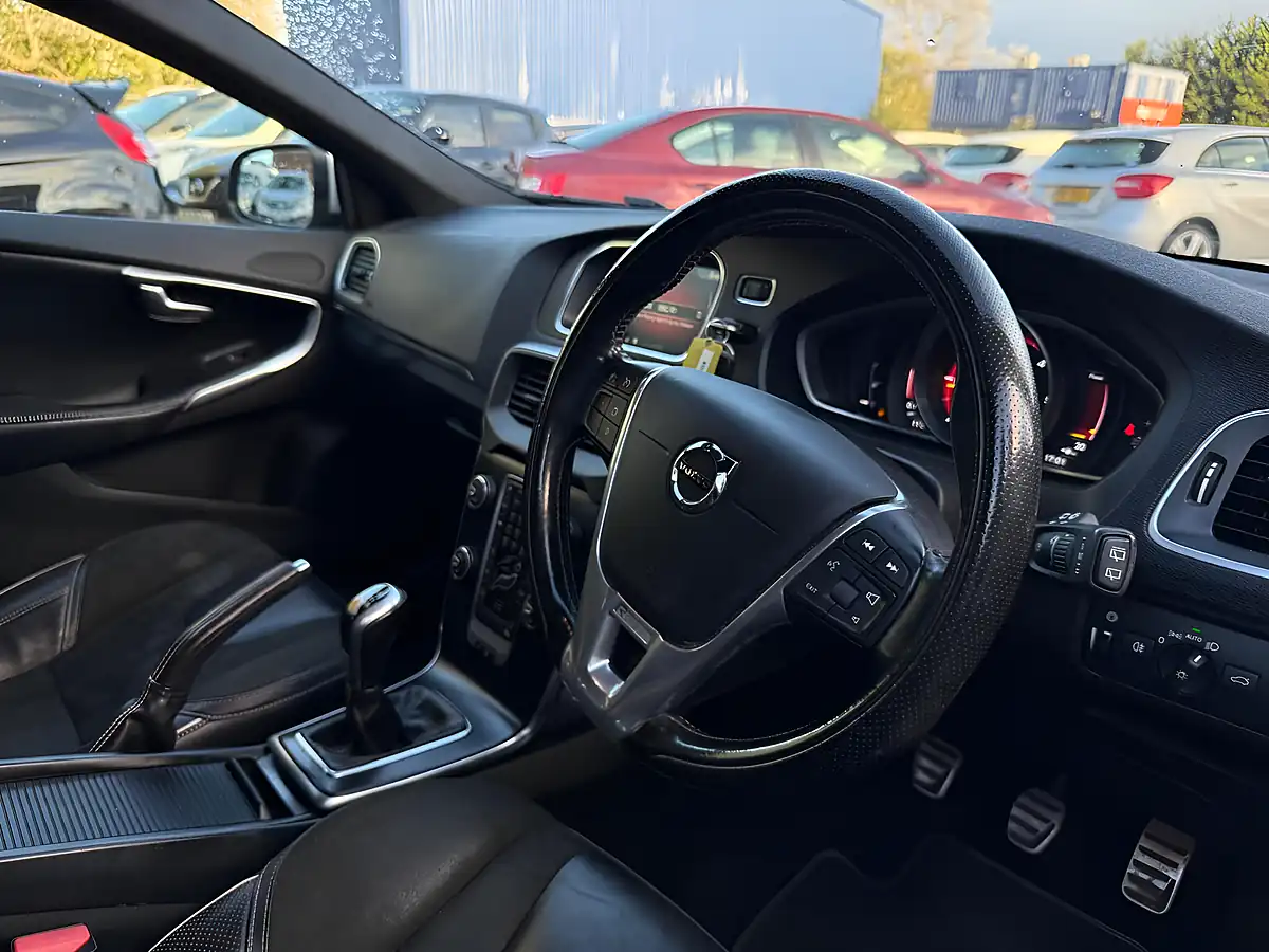 Used 2016 Volvo V40 R-Design Nav Plus Blue - Interior and Exterior details 9
