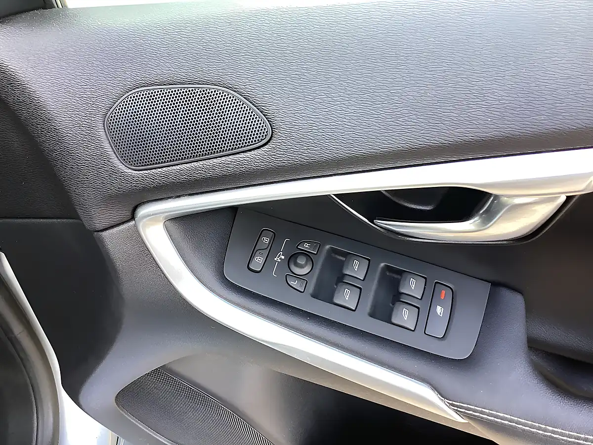Used 2016 Volvo V40 R-Design Pro Electric Silver - Interior and Exterior details 7