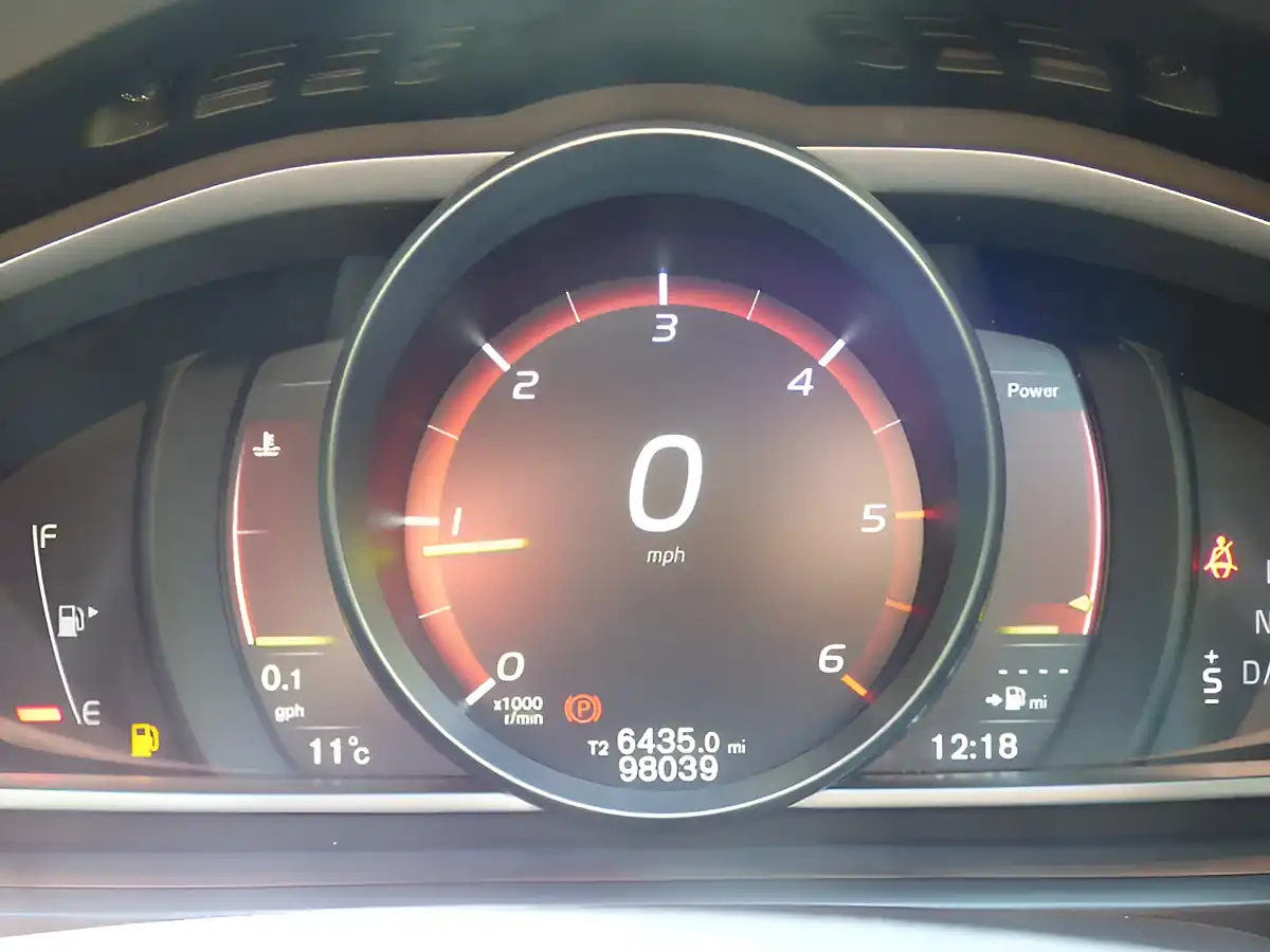 Used 2016 Volvo V40 R-Design Pro Red - Interior and Exterior details 11
