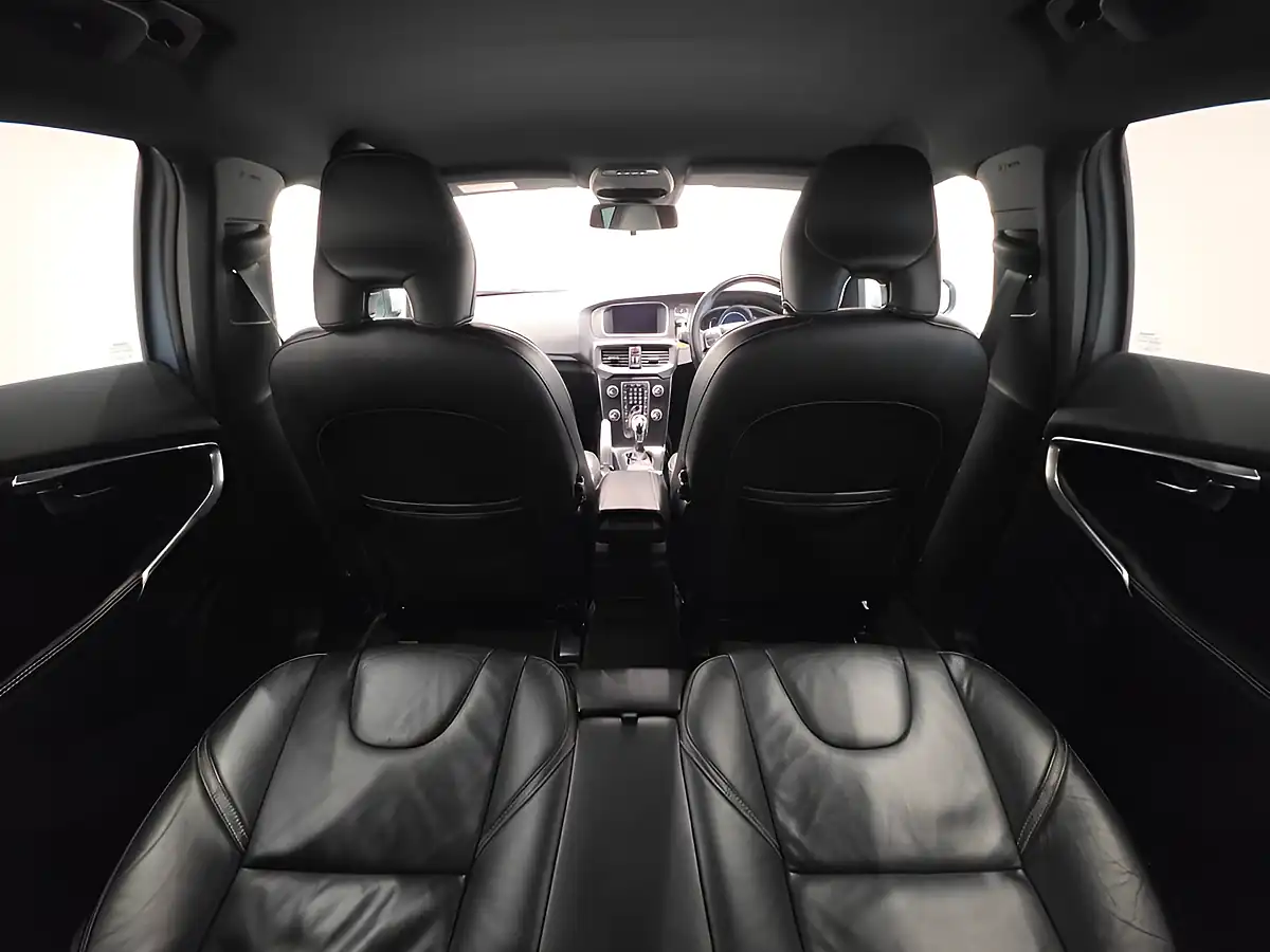 Used 2016 Volvo V40 R-Design Pro Silver - Interior and Exterior details 15
