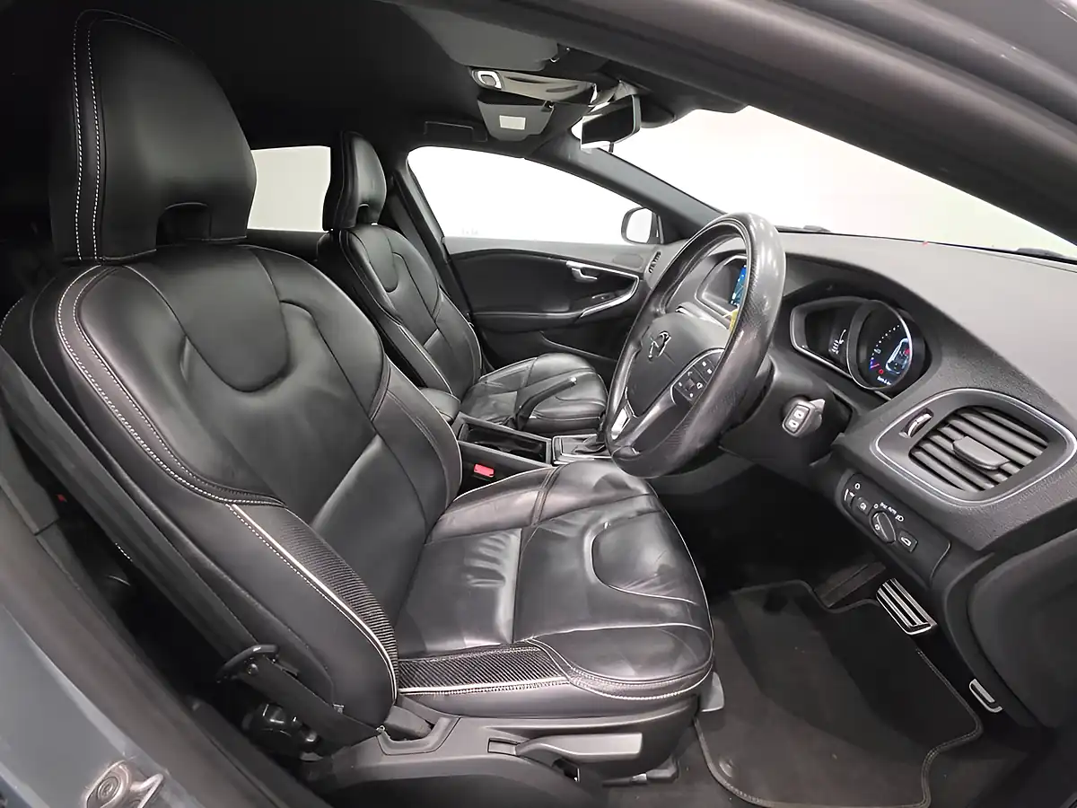 Used 2016 Volvo V40 R-Design Pro Silver - Interior and Exterior details 16