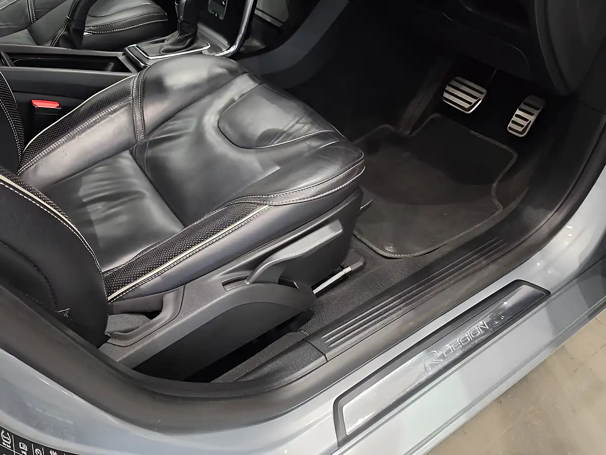 Used 2016 Volvo V40 R-Design Pro Silver - Interior and Exterior details 18