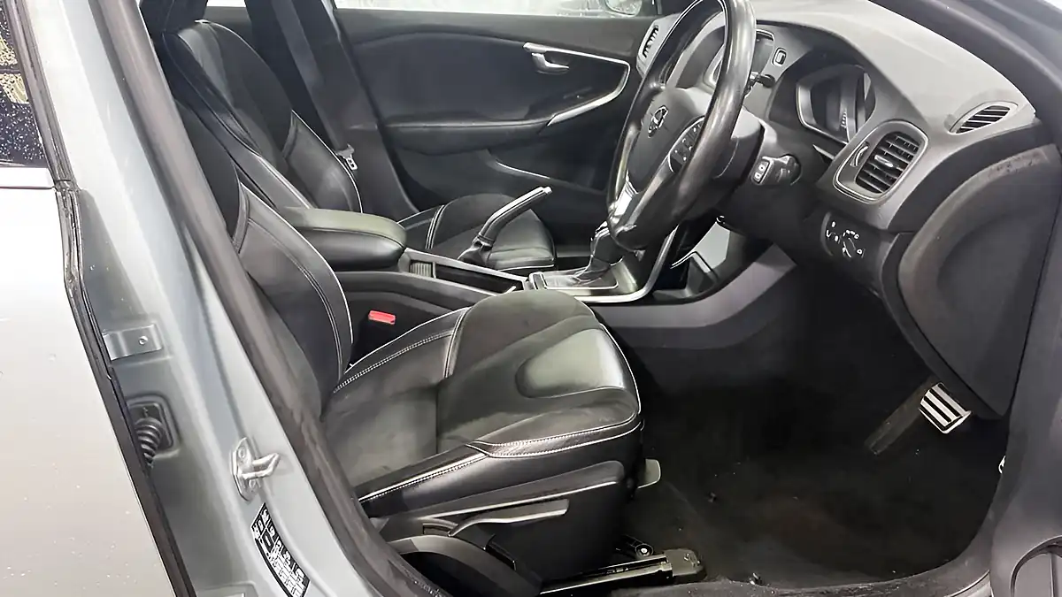 Used 2016 Volvo V40 R-Design Silver - Interior and Exterior details 10