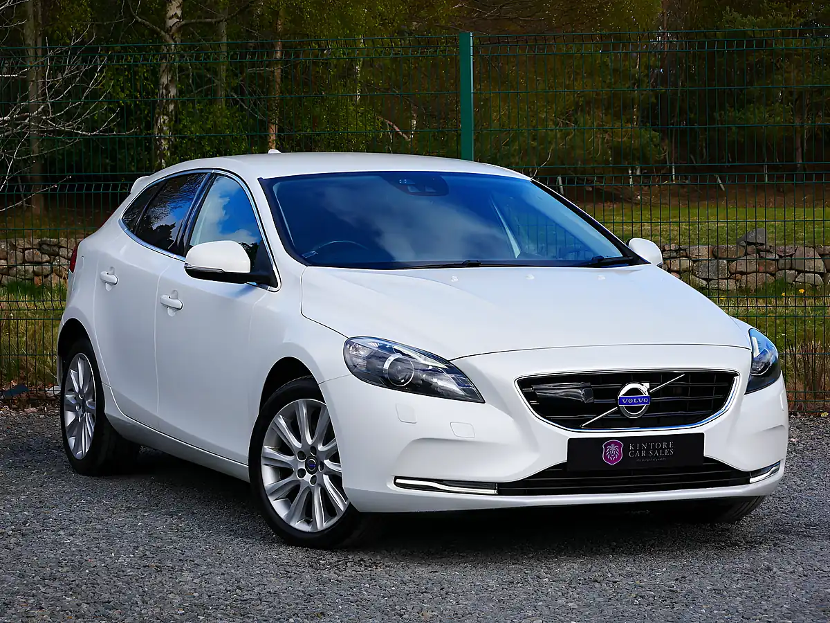 Used 2016 Volvo V40 Se Lux Nav Crystal White - Front View