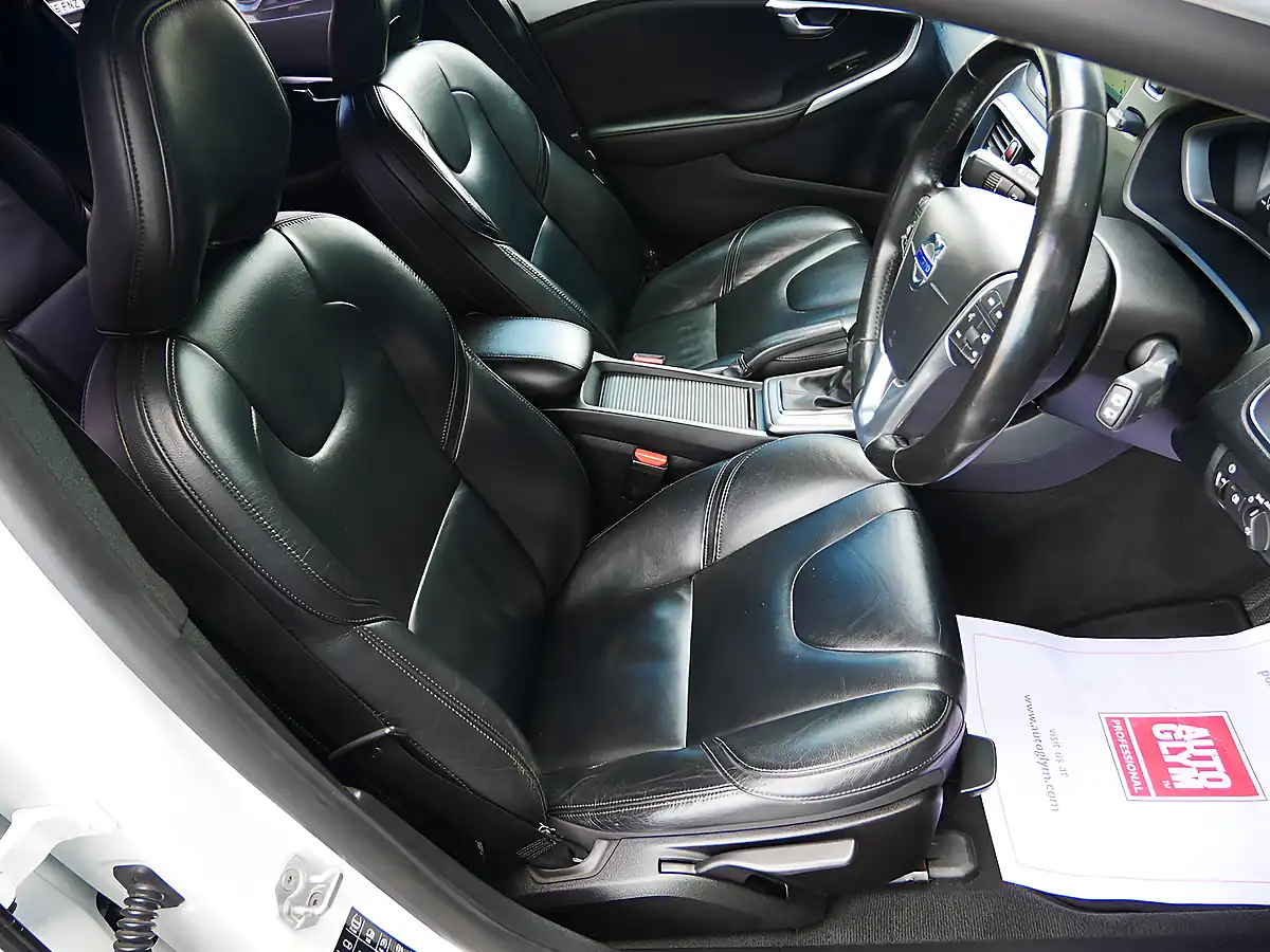 Used 2016 Volvo V40 Se Lux Nav Crystal White - Interior and Exterior details 11