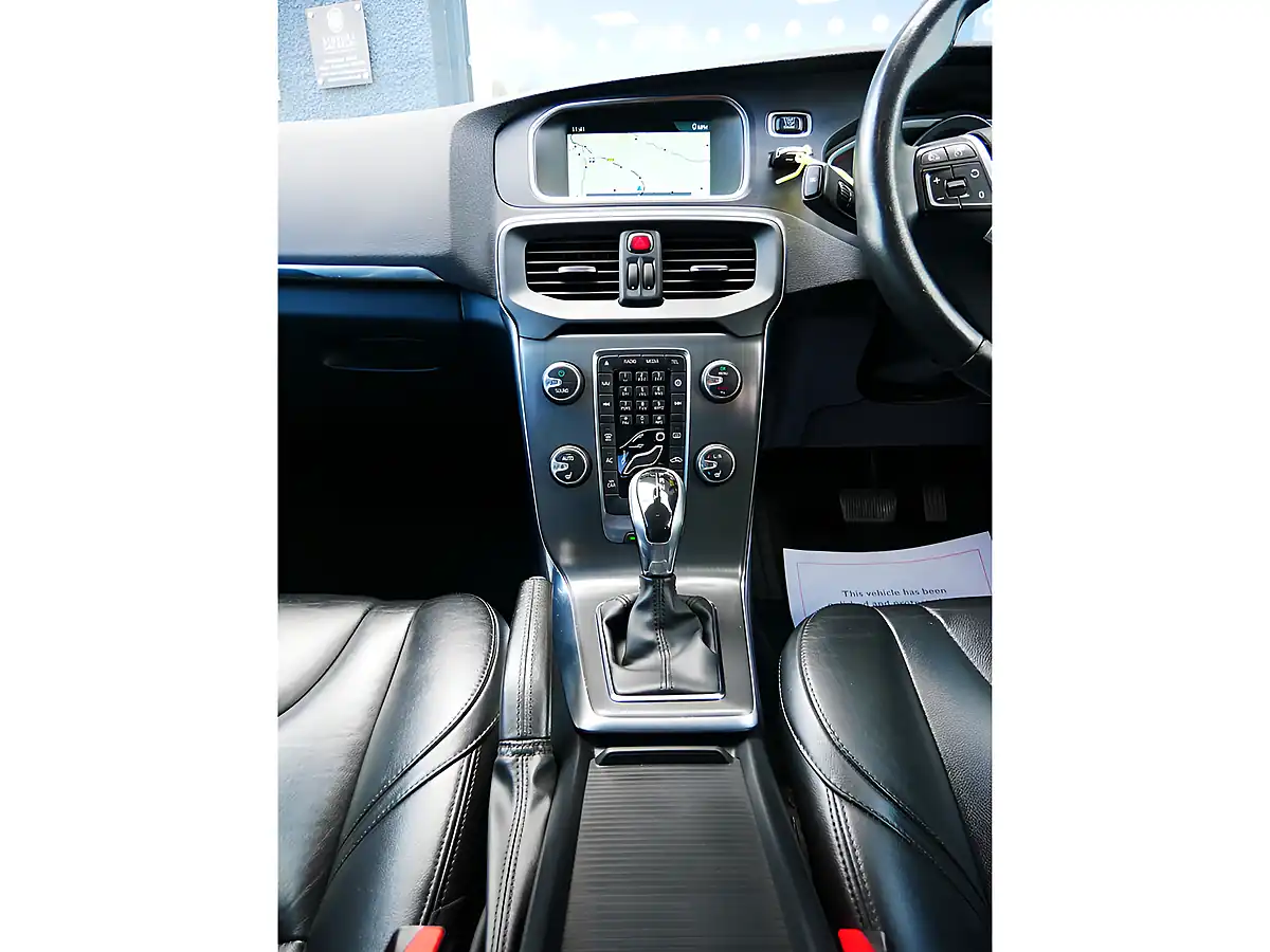 Used 2016 Volvo V40 Se Lux Nav Crystal White - Interior and Exterior details 15