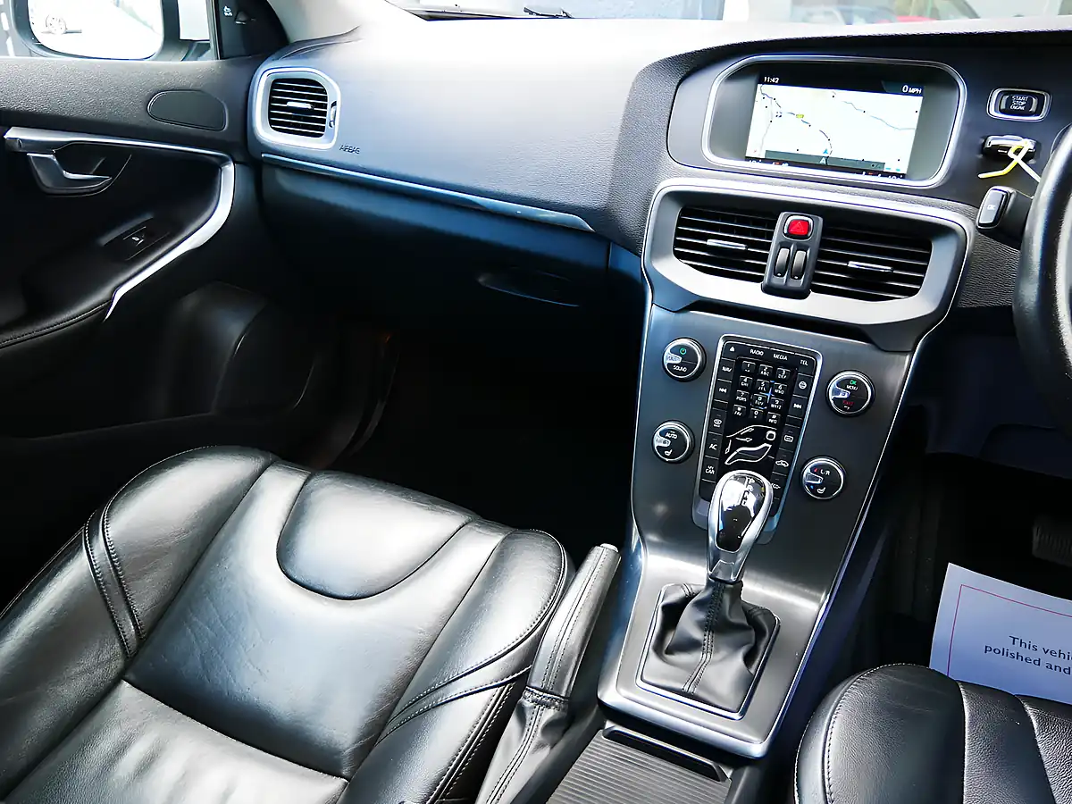 Used 2016 Volvo V40 Se Lux Nav Crystal White - Interior and Exterior details 17