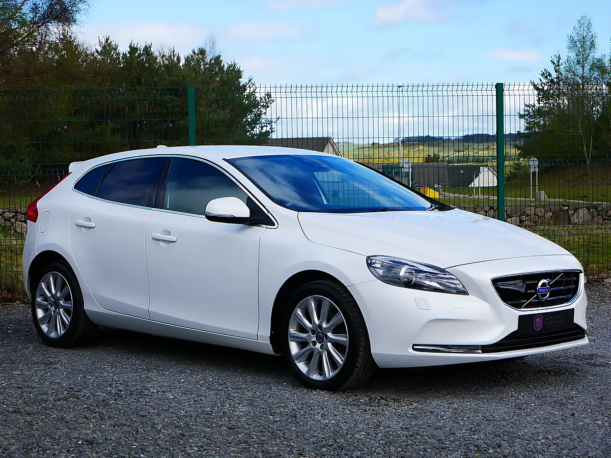 Used 2016 Volvo V40 Se Lux Nav Crystal White - Interior and Exterior details 2
