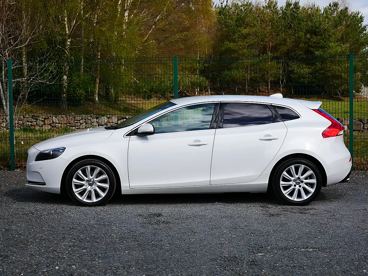 Used 2016 Volvo V40 Se Lux Nav Crystal White - Interior and Exterior details 6