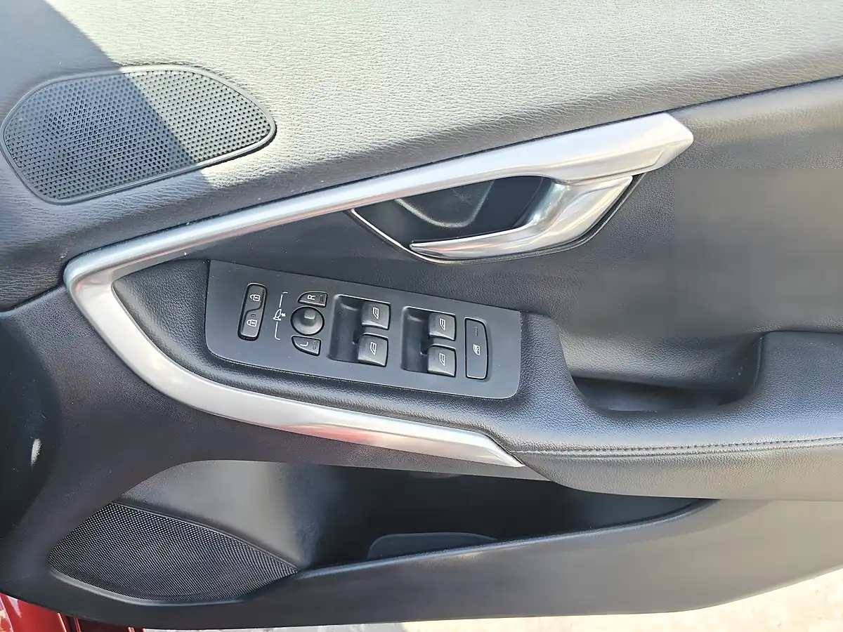 Used 2016 Volvo V40 Se Nav Red - Interior and Exterior details 16