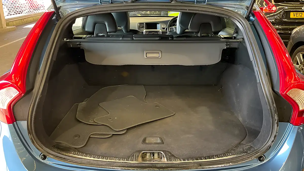 Used 2016 Volvo V60 R-Design Lux Nav Blue - Interior and Exterior details 6
