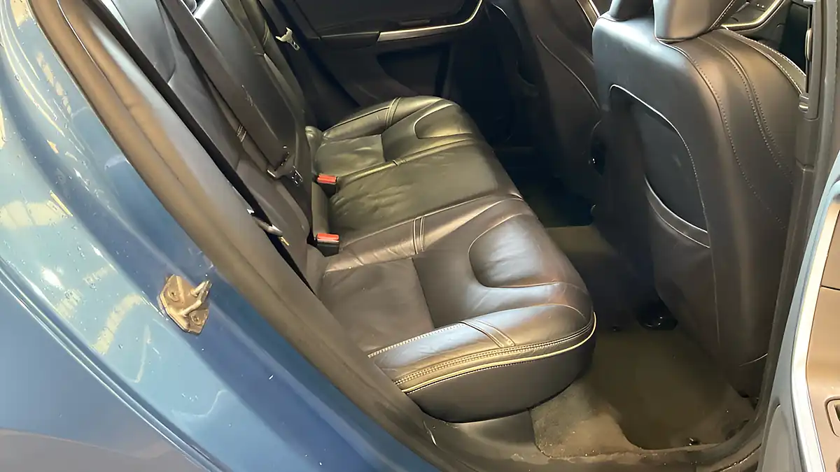 Used 2016 Volvo V60 R-Design Lux Nav Blue - Interior and Exterior details 7