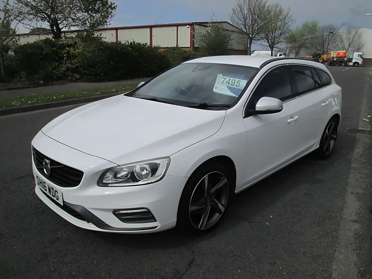 Used 2016 Volvo V60 R Design White - Front View