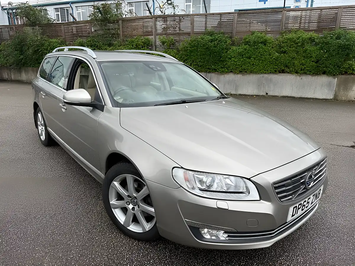 Used 2016 Volvo V70 Se Lux Gold - Interior and Exterior details 10