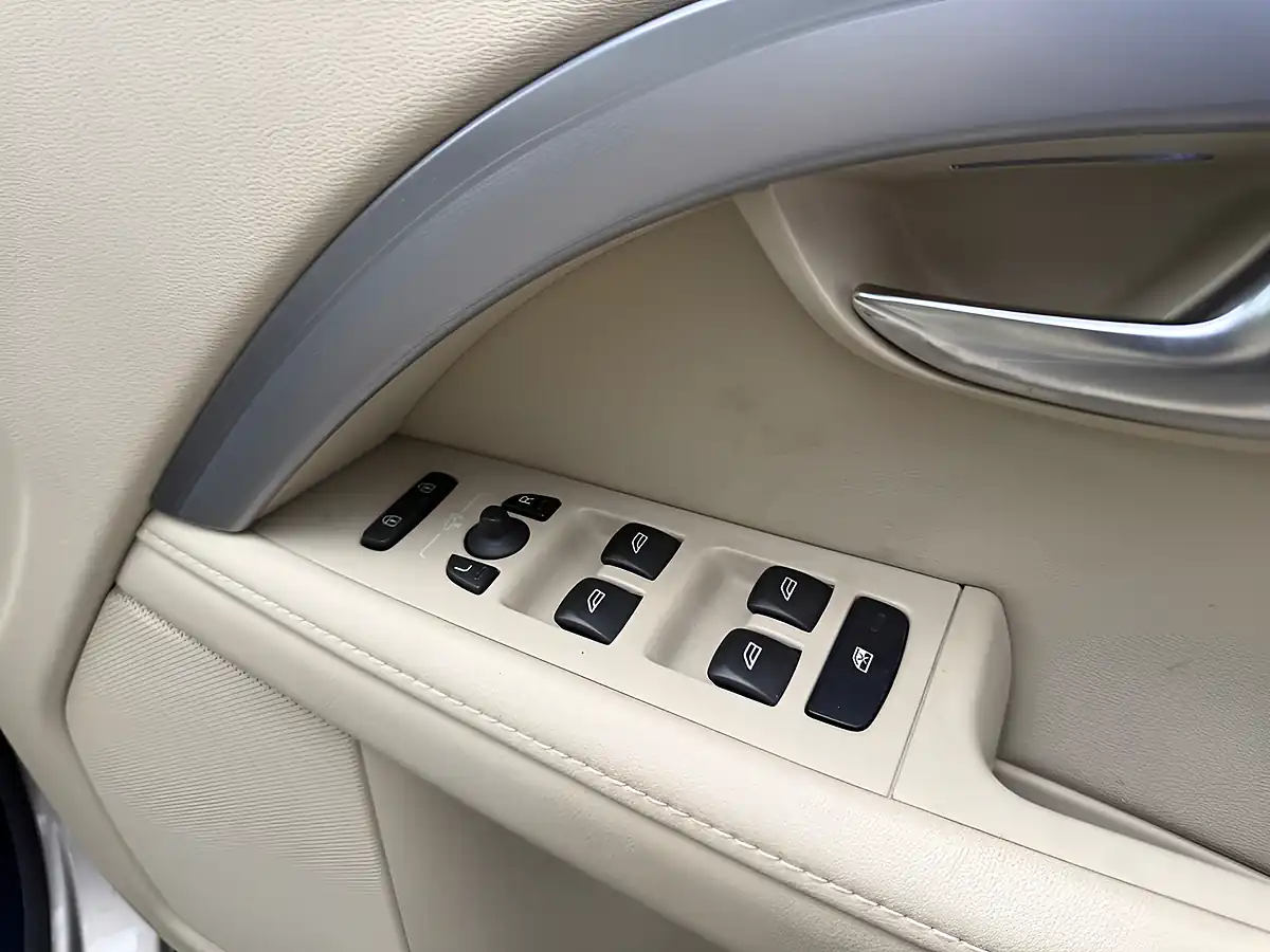 Used 2016 Volvo V70 Se Lux Gold - Interior and Exterior details 12