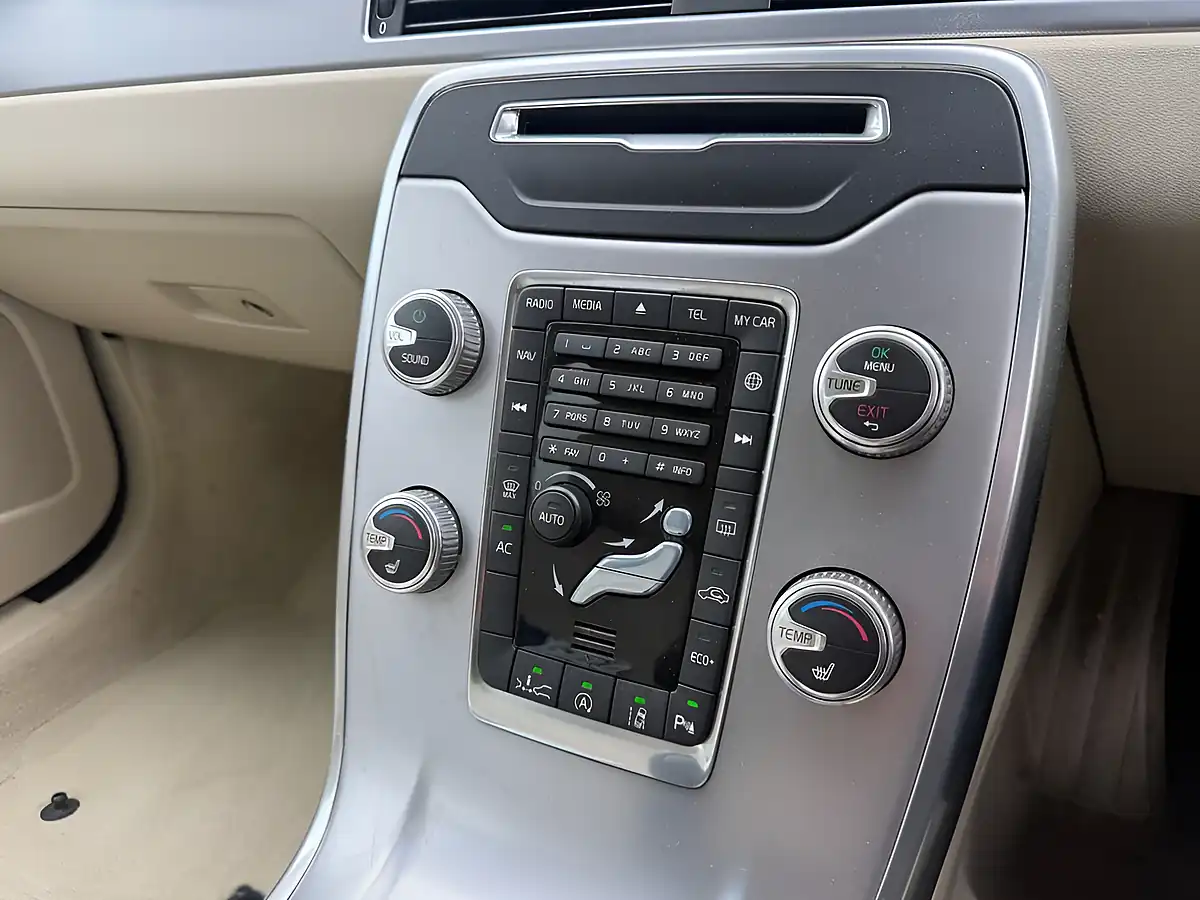 Used 2016 Volvo V70 Se Lux Gold - Interior and Exterior details 16