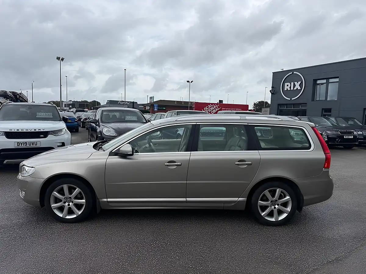 Used 2016 Volvo V70 Se Lux Gold - Interior and Exterior details 3