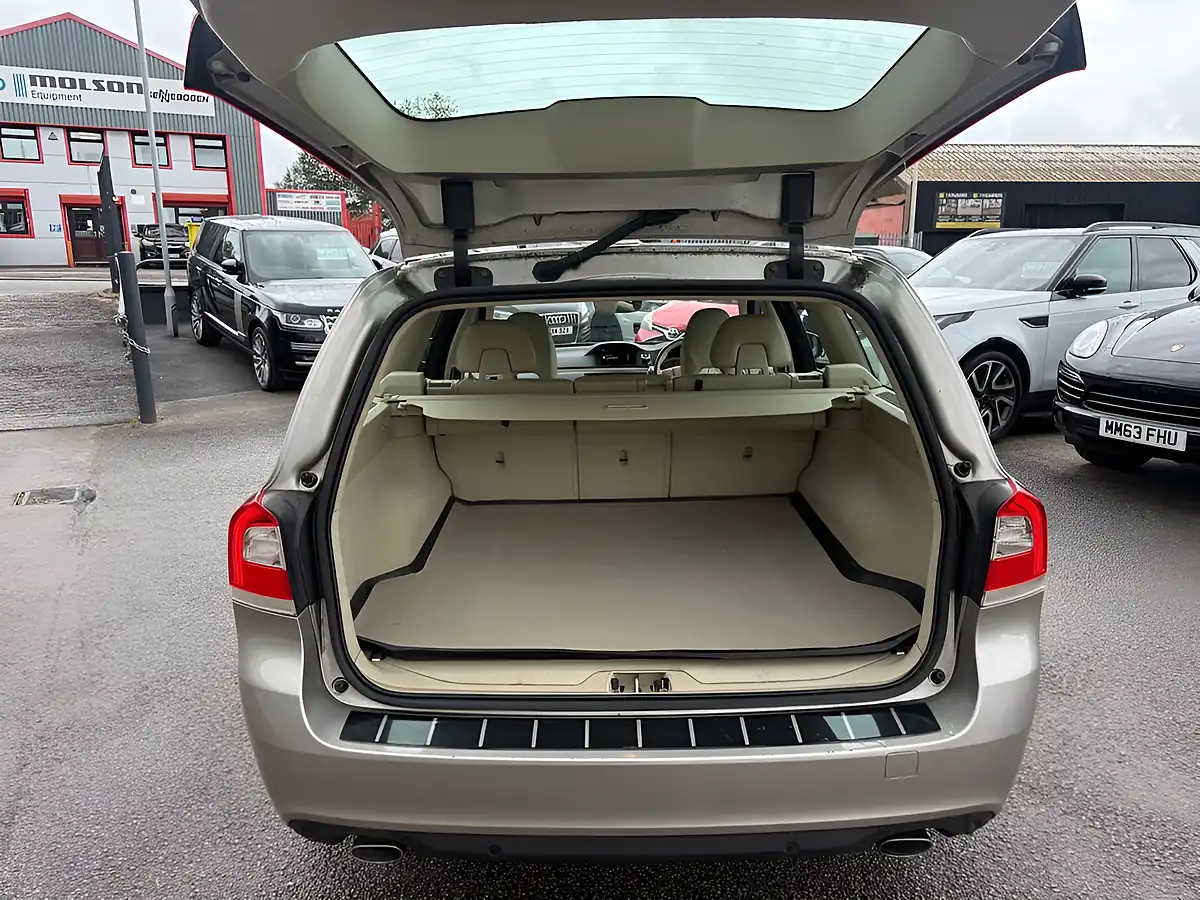 Used 2016 Volvo V70 Se Lux Gold - Interior and Exterior details 7
