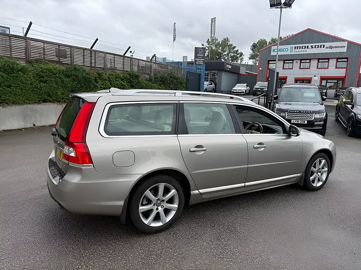 Used 2016 Volvo V70 Se Lux Gold - Interior and Exterior details 9