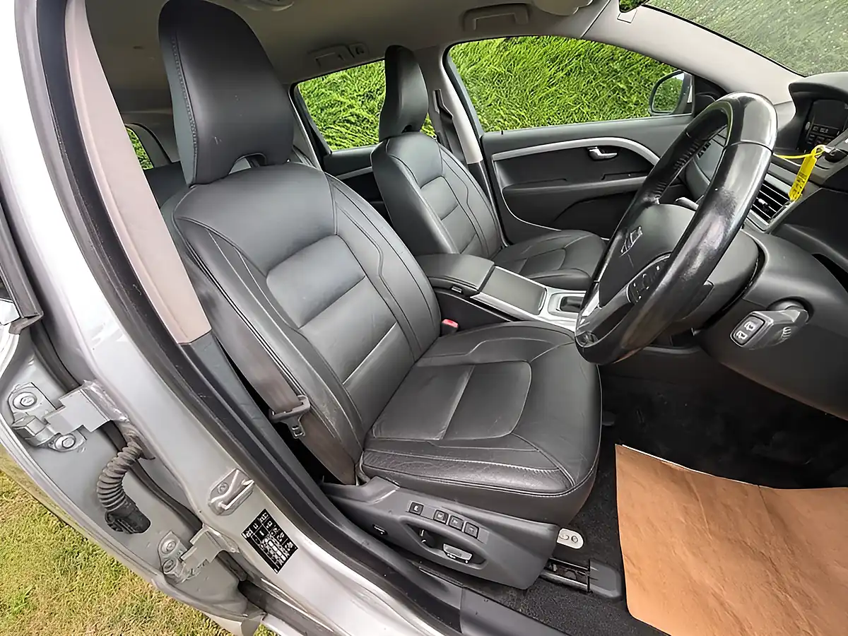 Used 2016 Volvo V70 Se Lux Silver - Interior and Exterior details 12