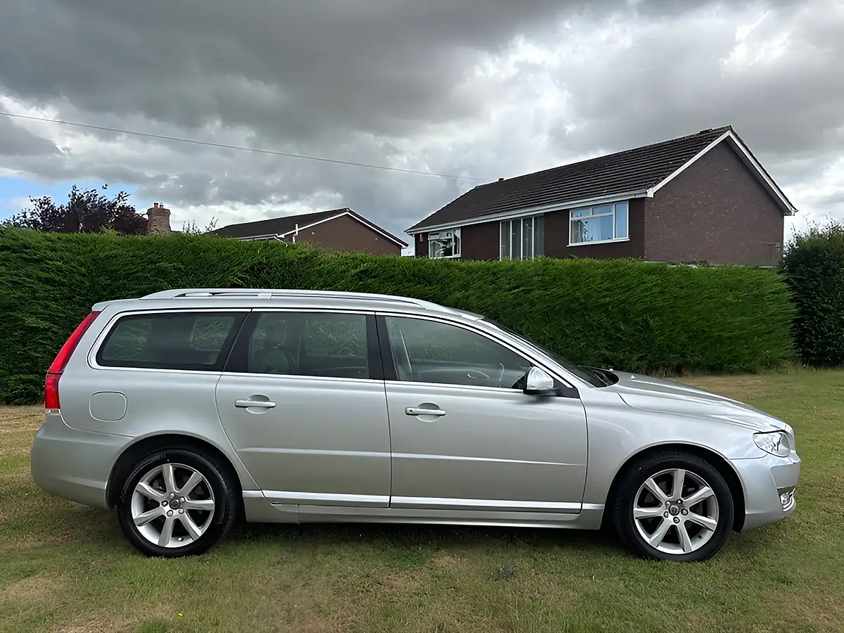 Used 2016 Volvo V70 Se Lux Silver - Interior and Exterior details 8