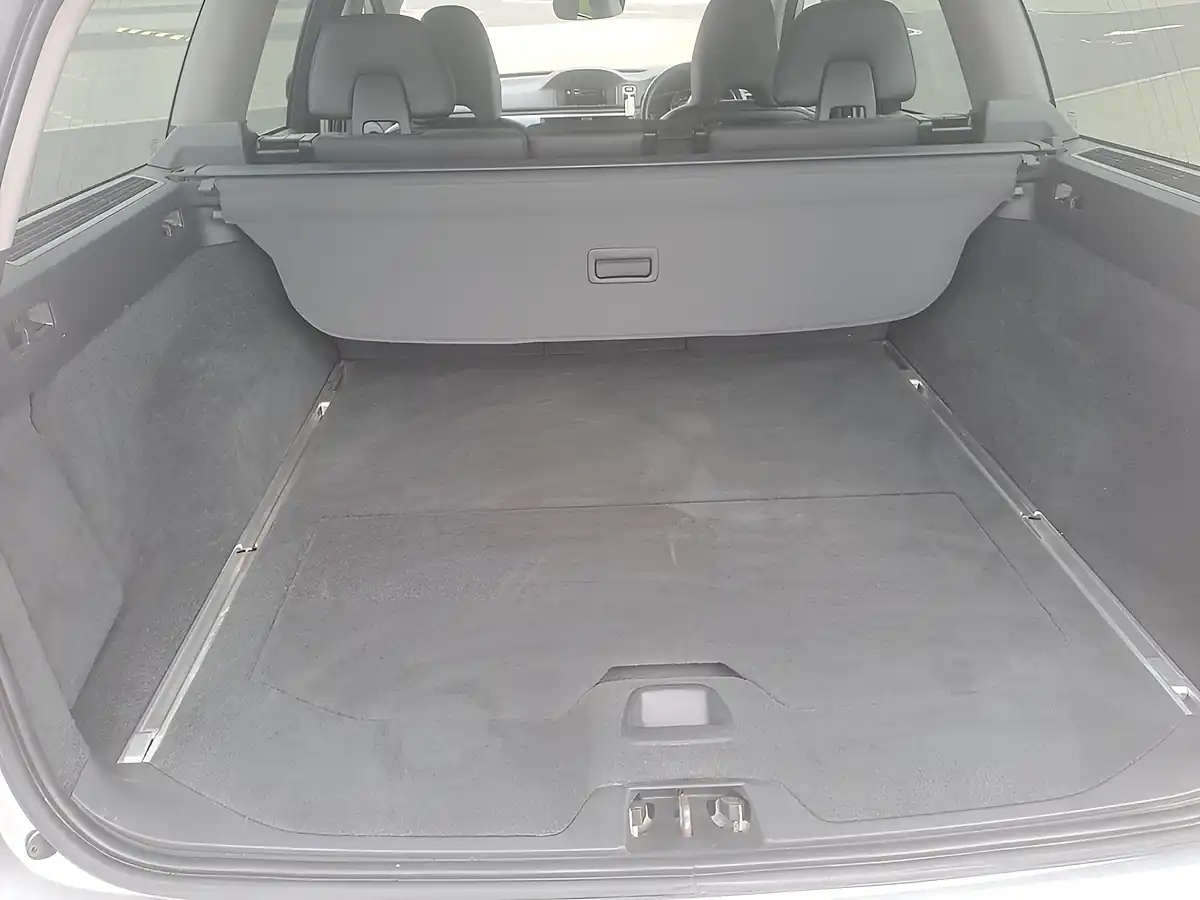 Used 2016 Volvo V70 Se Nav Silver - Interior and Exterior details 12