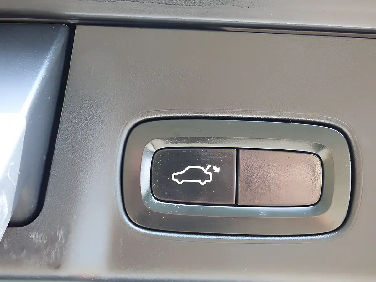 Used 2016 Volvo V90 Momentum Grey - Interior and Exterior details 9