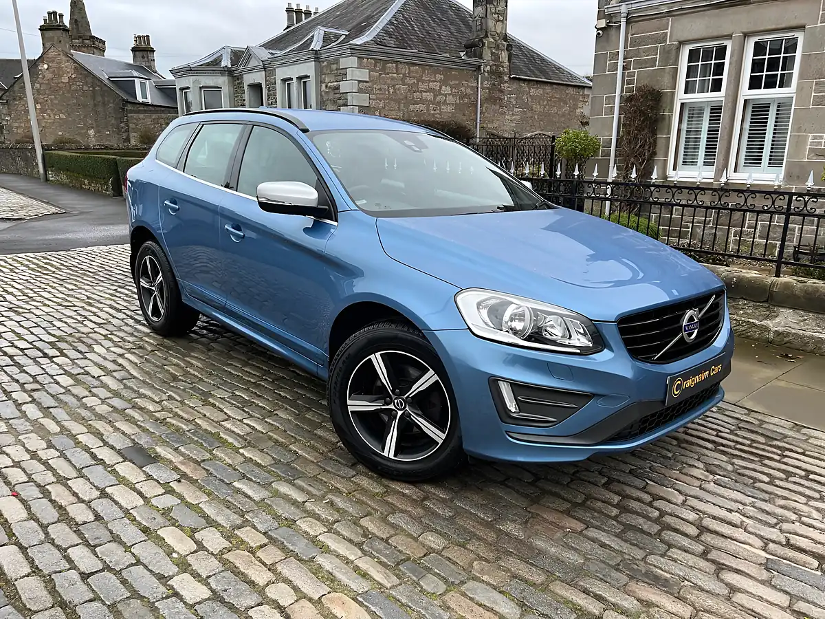 Used 2016 Volvo XC60 R-Design Blue - Front View