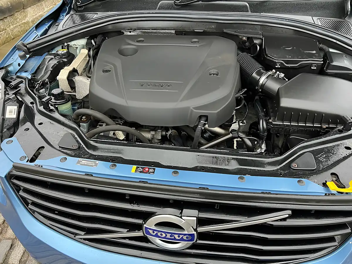 Used 2016 Volvo XC60 R-Design Blue - Interior and Exterior details 17