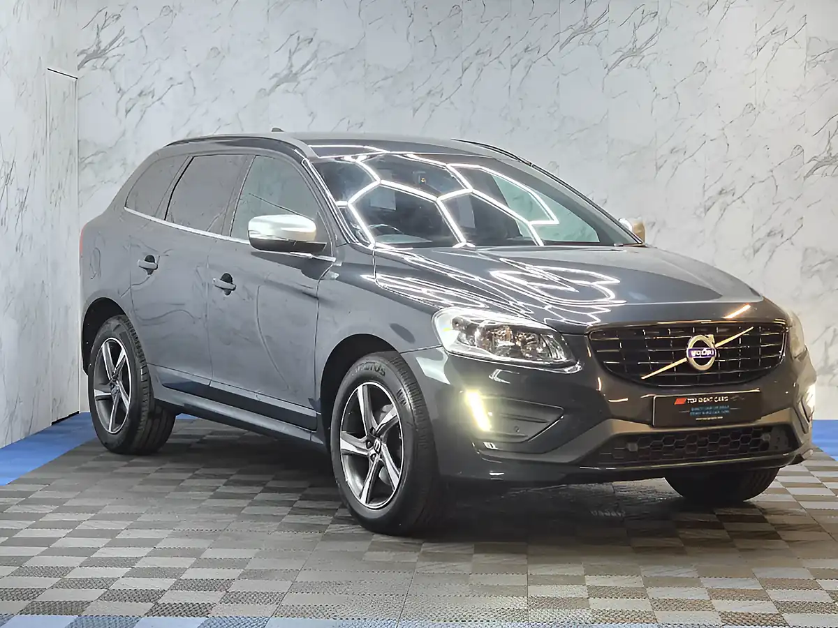 Used 2016 Volvo XC60 R-Design Grey - Front View