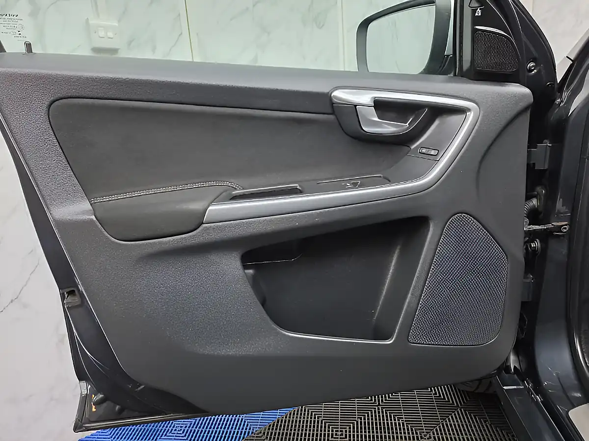 Used 2016 Volvo XC60 R-Design Grey - Interior and Exterior details 17