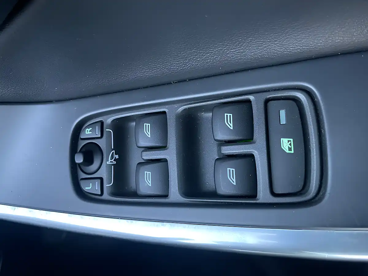 Used 2016 Volvo XC60 R-Design Lux Blue - Interior and Exterior details 17