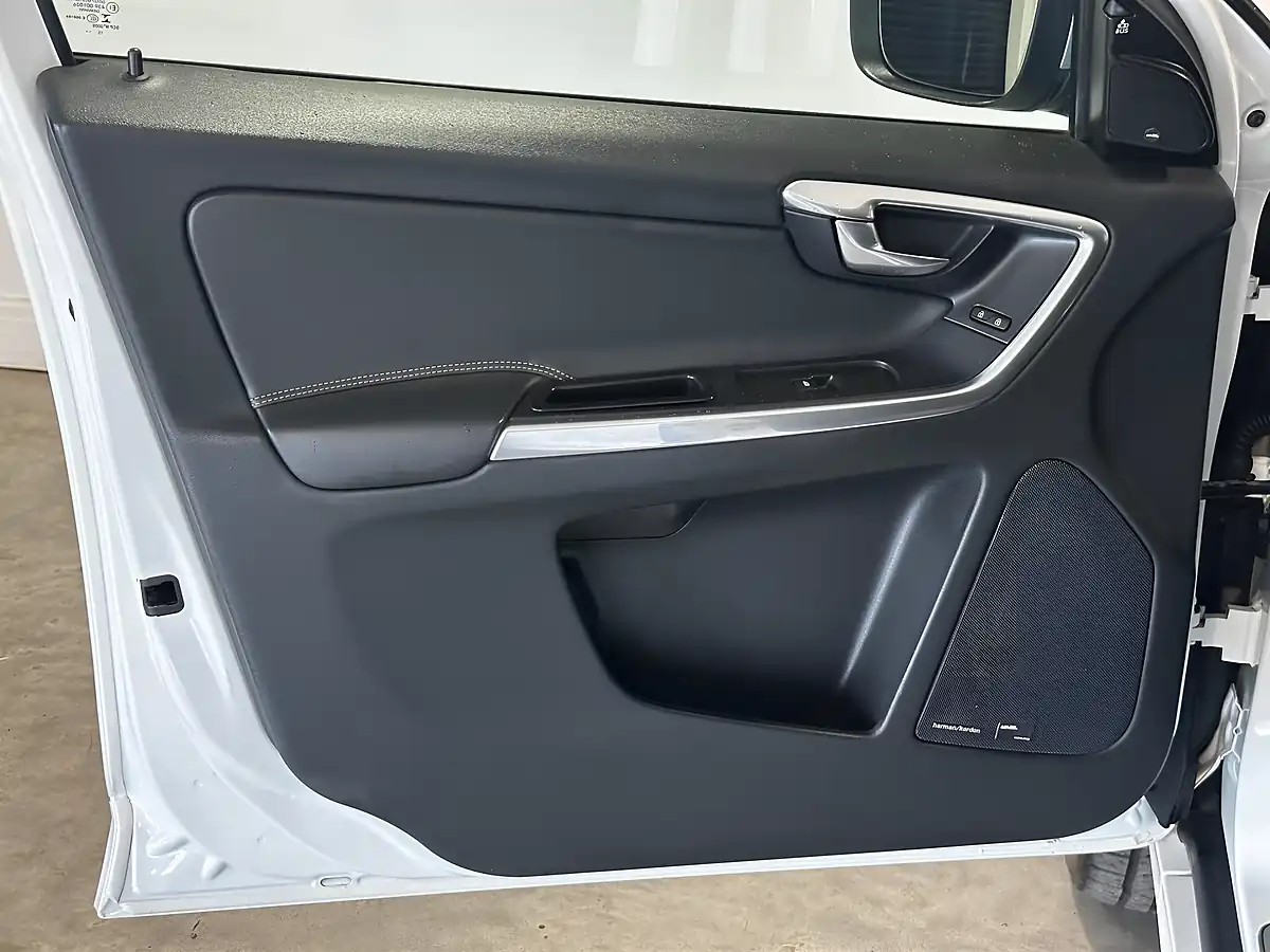 Used 2016 Volvo XC60 R-Design Nav Crystal White - Interior and Exterior details 11