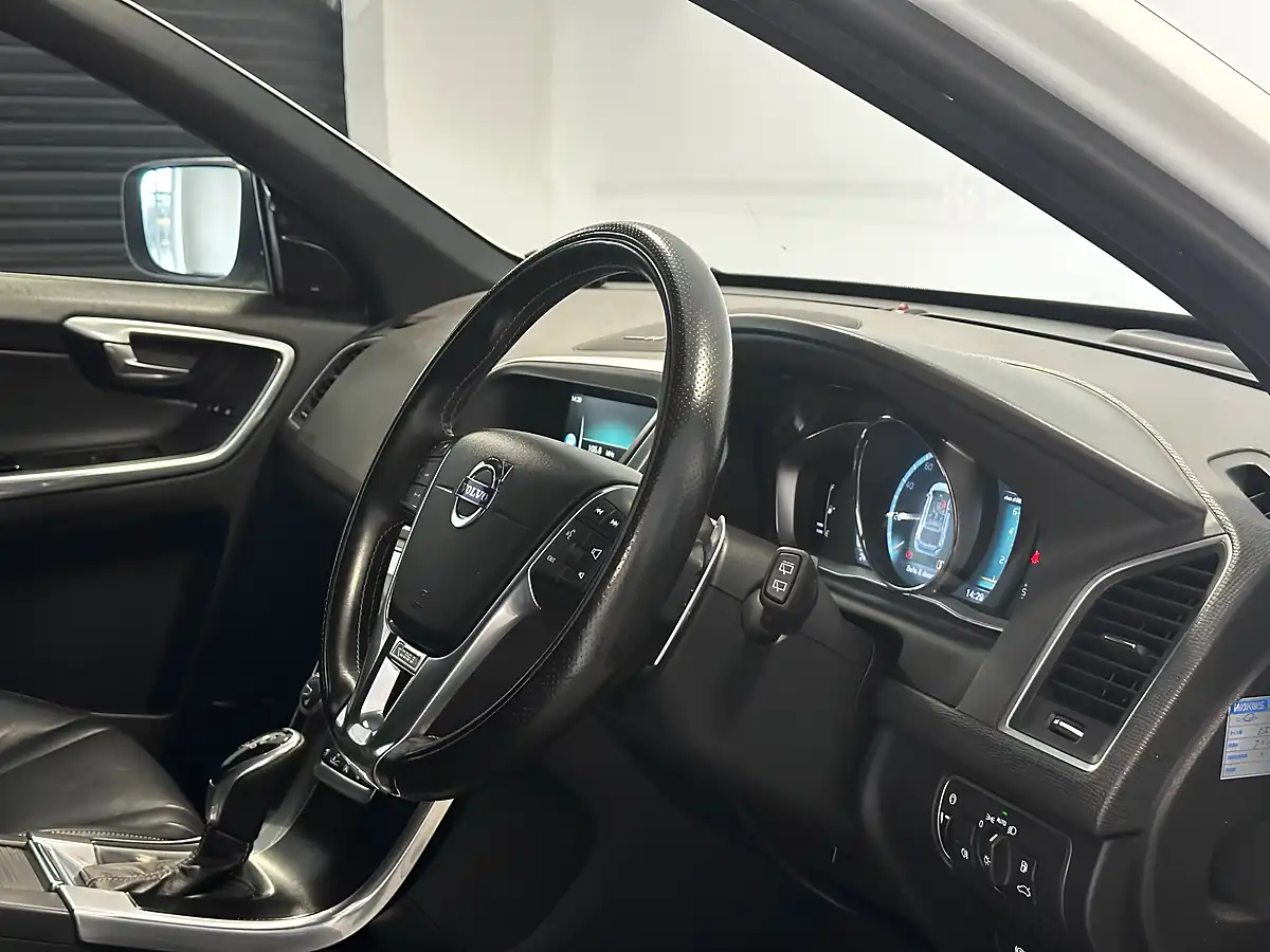 Used 2016 Volvo XC60 R-Design Nav Crystal White - Interior and Exterior details 2