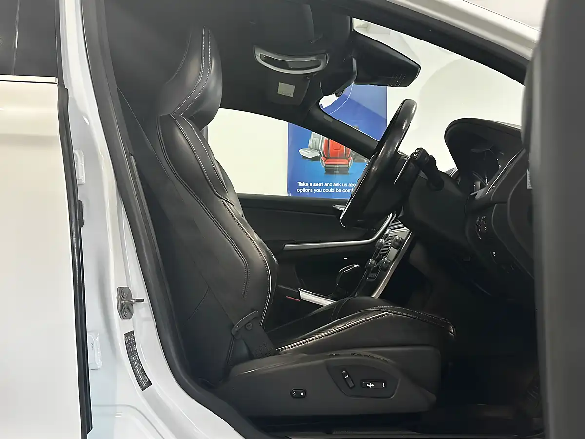 Used 2016 Volvo XC60 R-Design Nav Crystal White - Interior and Exterior details 3