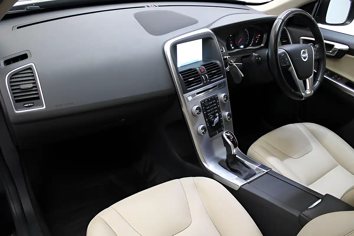 Used 2016 Volvo XC60 Se Lux Nav Black - Interior and Exterior details 14