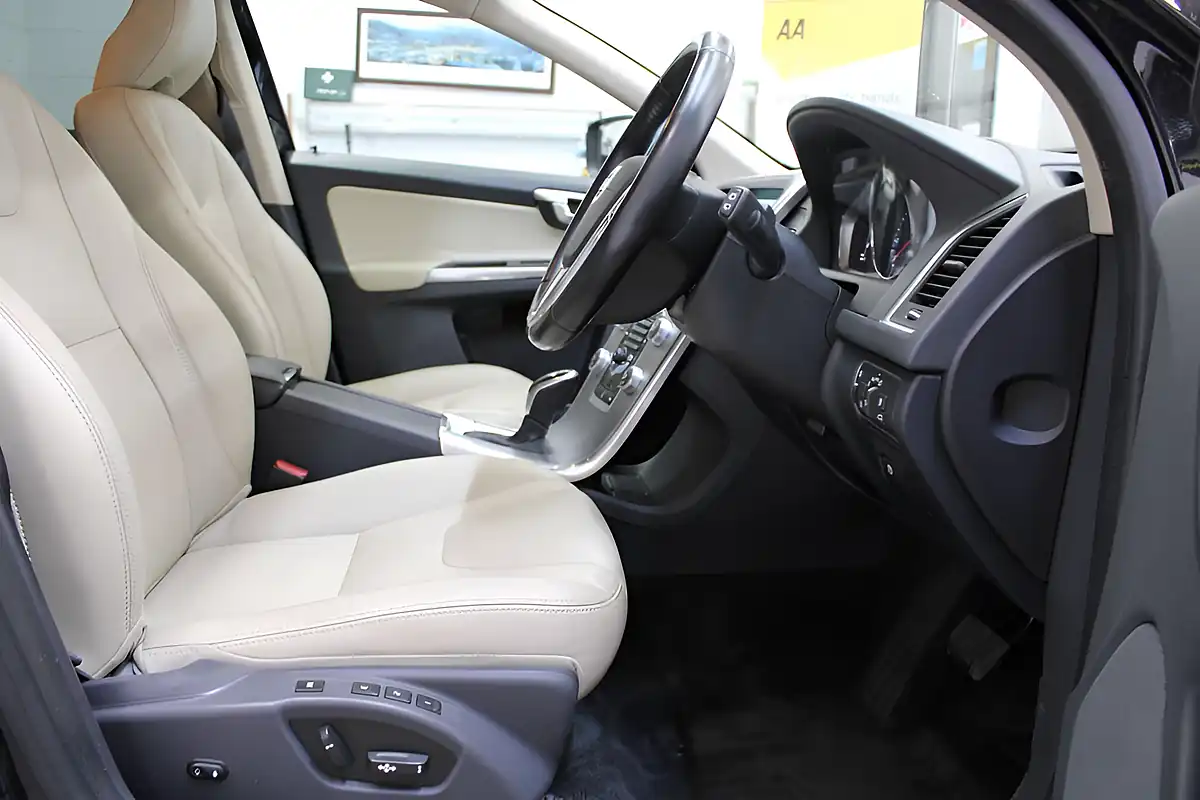 Used 2016 Volvo XC60 Se Lux Nav Black - Interior and Exterior details 18