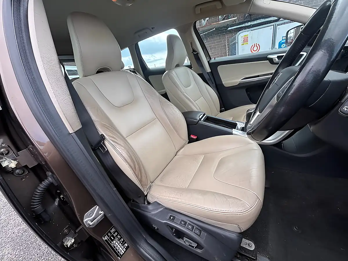 Used 2016 Volvo XC60 Se Lux Nav Bronze - Interior and Exterior details 4