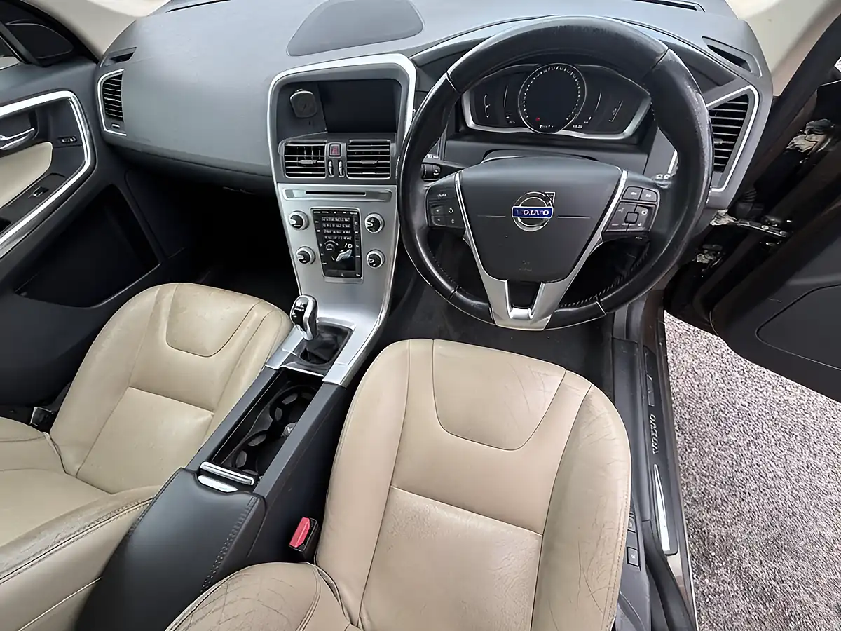 Used 2016 Volvo XC60 Se Lux Nav Bronze - Interior and Exterior details 6