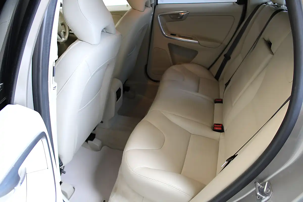 Used 2016 Volvo XC60 Se Lux Nav Gold - Interior and Exterior details 16