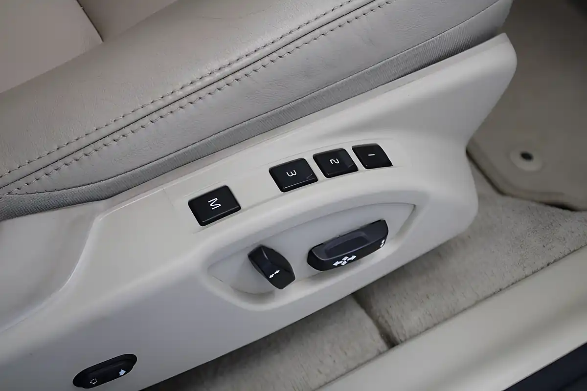 Used 2016 Volvo XC60 Se Lux Nav Gold - Interior and Exterior details 18