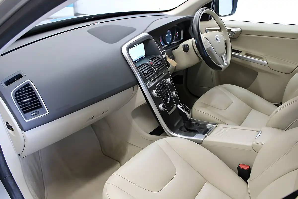 Used 2016 Volvo XC60 Se Lux Nav Gold - Interior and Exterior details 2