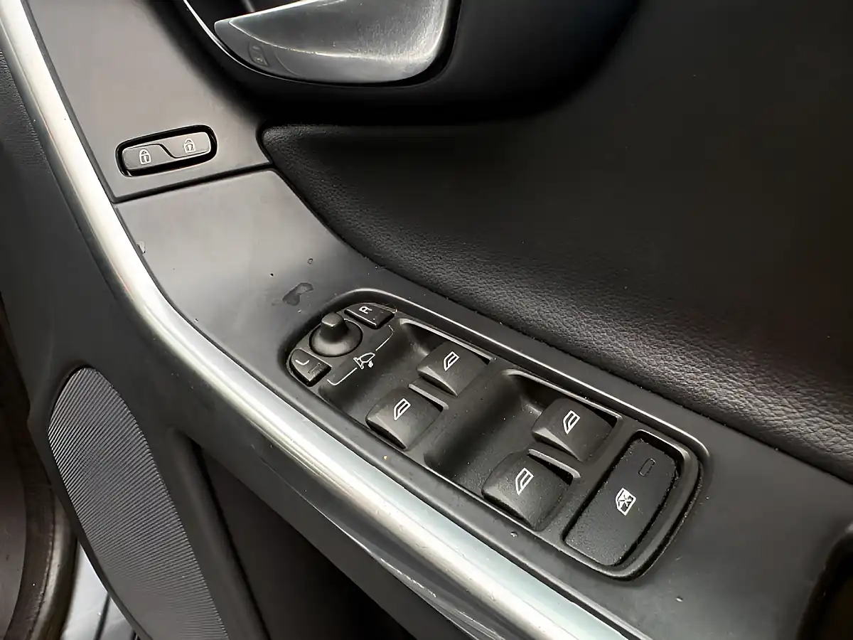 Used 2016 Volvo XC60 Se Lux Nav Grey - Interior and Exterior details 13
