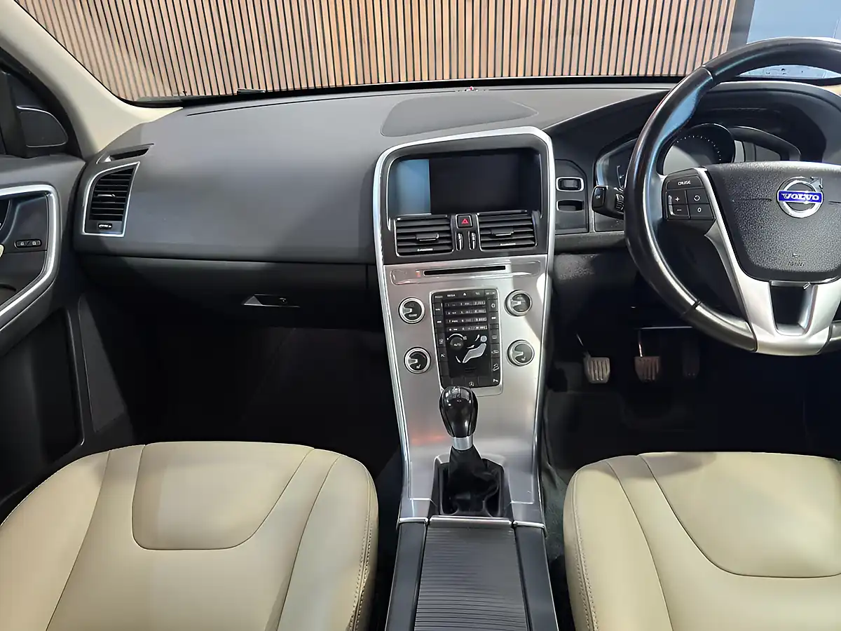 Used 2016 Volvo XC60 Se Lux Nav White - Interior and Exterior details 13