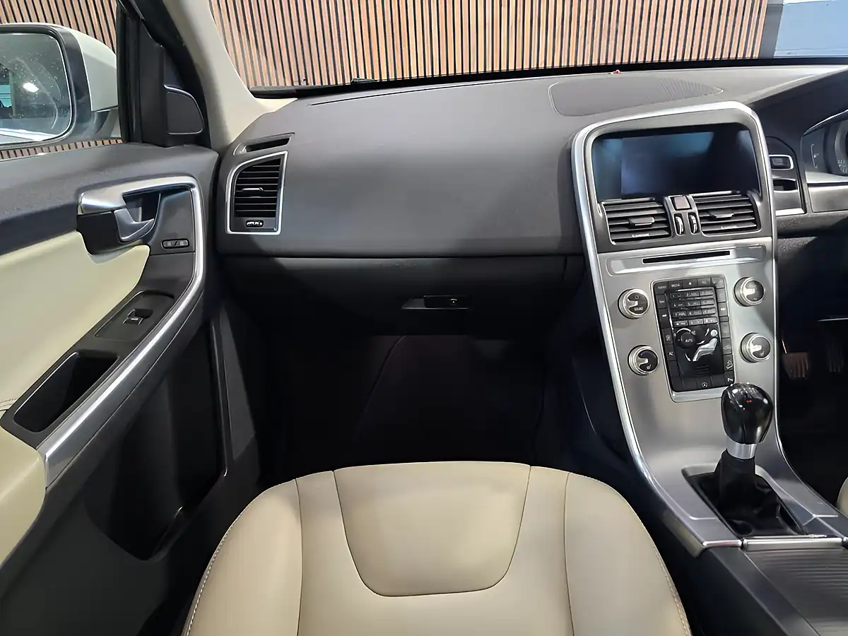 Used 2016 Volvo XC60 Se Lux Nav White - Interior and Exterior details 14