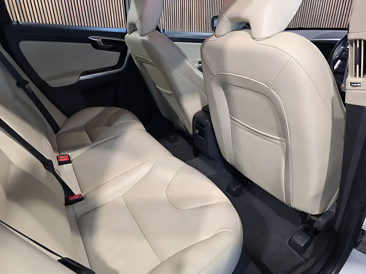Used 2016 Volvo XC60 Se Lux Nav White - Interior and Exterior details 17