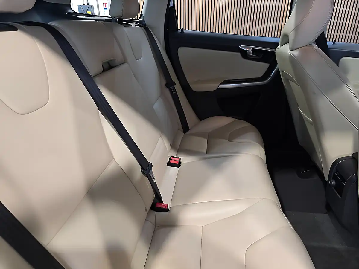 Used 2016 Volvo XC60 Se Lux Nav White - Interior and Exterior details 18