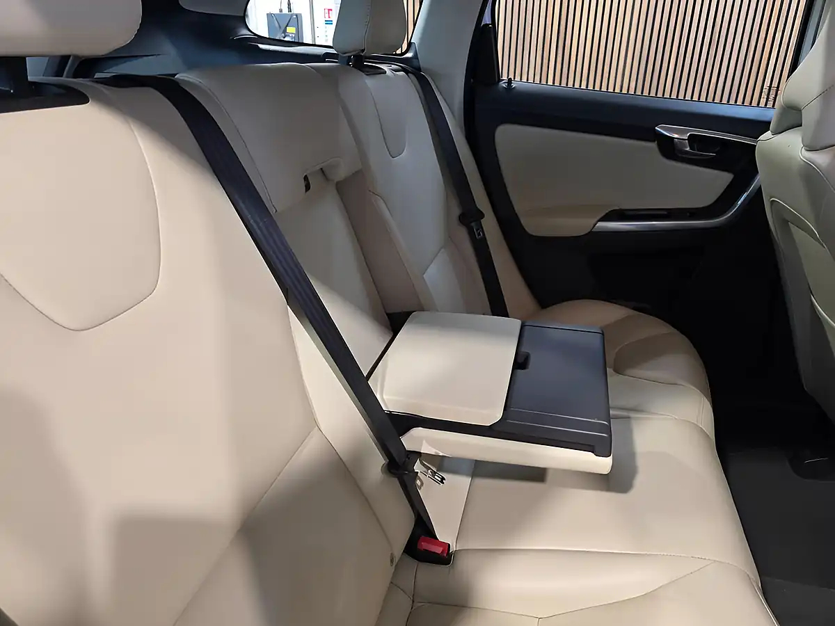 Used 2016 Volvo XC60 Se Lux Nav White - Interior and Exterior details 19